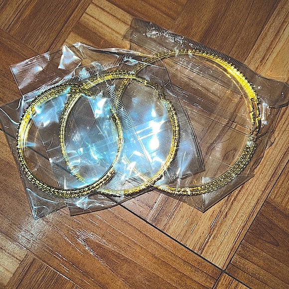 Stylish gold earrings lined with diamonds . - Picture 1 of 4